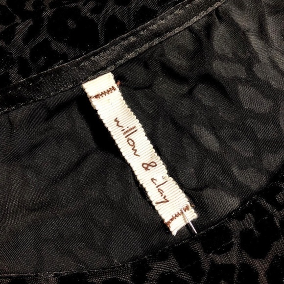 WILLOW & CLAY Black Velour Peplum Animal Print Top Size L - Picture 7 of 8
